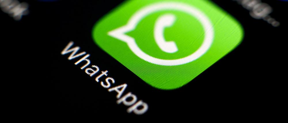 Das Icon des Messengerdienstes WhatsApp ist auf einem Smartphone zu sehen. 