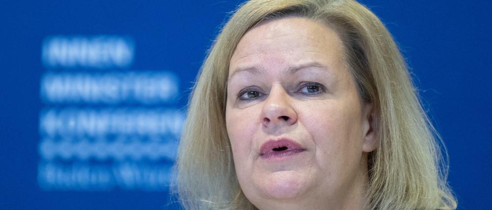 Sprecher verloren. Bundesinnenministerin Nancy Faeser (SPD) verliert ihren Pressesprecher Steve Alter. Es gab offenbar Knatsch im Haus.