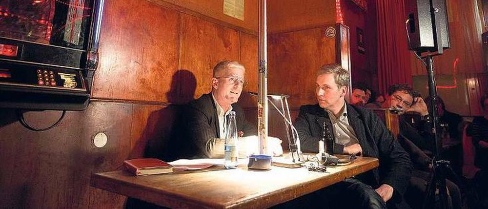 Rund um die Uhr geöffnet. Heinz Strunk bei seiner Buchpremiere im „Goldenen Handschuh“. Neben ihm Alexander Fest vom Rowohlt Verlag.