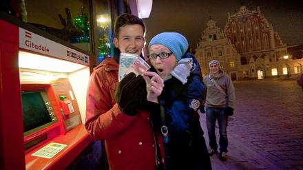 Neue Währung. Ein Paar hält in Riga in der Silvesternacht die ersten Euro-Scheine in den Händen.