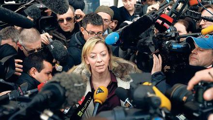 Eingezwängt und herumgeschubst. Sabine Kehm, Sprecherin und Managerin von Michael Schumacher.