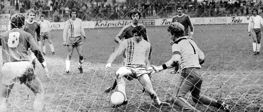Tor für Gütersloh. Auch Heribert Bruchhagen (mitte) traf einst gegen den Spandauer SV.