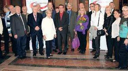 Vertreter der Preisträger mit Sozialsenator Mario Czaja und Lageso-Präsident Franz Allert bei der Verleihung im Roten Rathaus.