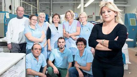 Chefin Ilknur Kilic-Özcan (re.) sorgt für ein gutes Arbeitsklima. Auch Waldemar Has (erster v. li.) und Sabine Falke (dritte v. li.) fühlen sich wohl hier.