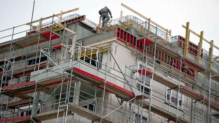 Aufbauarbeit. Bislang ist der Bevölkerungszuwachs in Berlin weitaus größer als die Zahl neu gebauter Wohnungen.