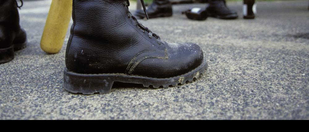 Früher machten es einem die Nazis einfach: An Springerstiefeln und Baseballschläger waren sie zu erkennen. Heute tragen sie oft Anzug.