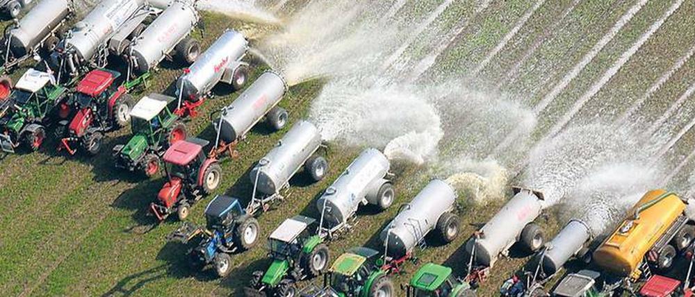 Protest: Bauern verschütten 2009 mit ihren Traktoren Milch. Heute gibt es wieder zu viel Milchpulver zu Dumpingpreisen auf dem Markt.