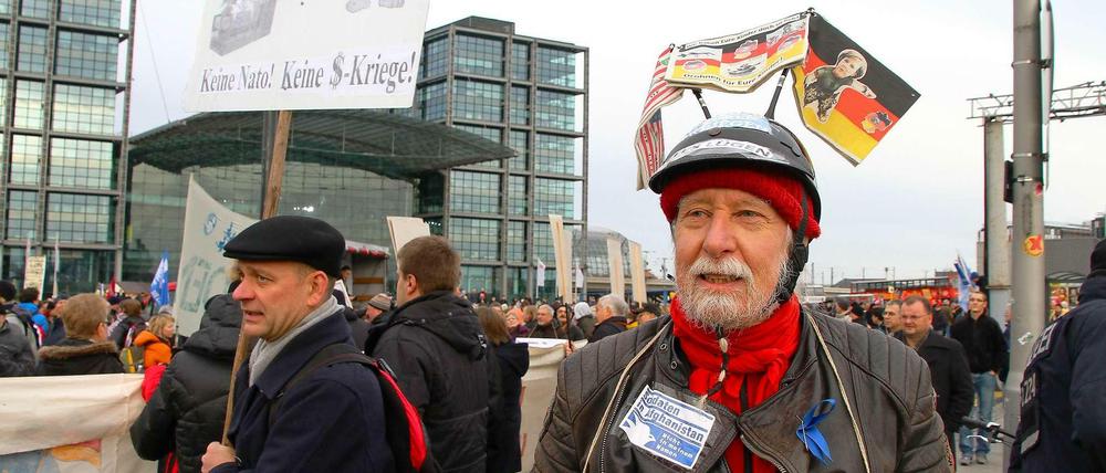 Demonstration der Aktion "Friedenswinter" am Samstag vor dem Berliner Hauptbahnhof und dem Schloss Bellevue mit Verschwörungstheoretikern, Linken, Rechten und Wirrköpfen.
