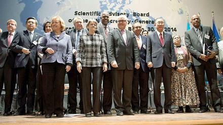 Der neue wissenschaftliche Beirat der UN zum Thema Nachhaltigkeit bei der Gründungsveranstaltung am 30. Januar in Berlin. Ebenfalls dabei der UN-Generalsekretär Ban Ki Moon und der deutsche Außenminister Frank-Walter Steinmeier.