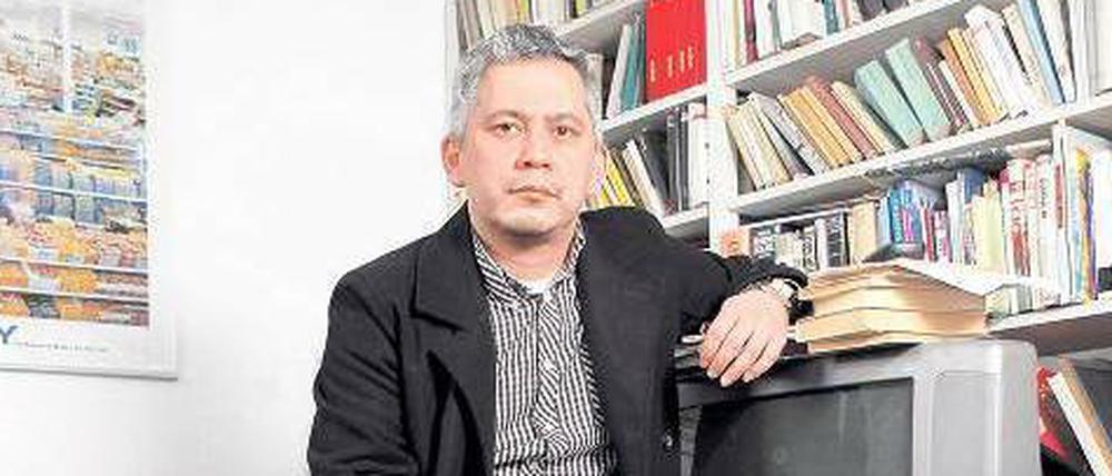 Forscher in eigener Sache. André Kubiczek, 1969 in Potsdam geboren, in seiner Wohnung in Prenzlauer Berg. Foto: Georg Moritz