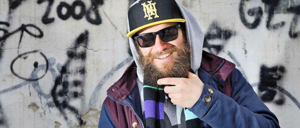 Grinsebacke. Mc Fitti aus Friedrichshain hat mit seinem Musikvideo "30 Grad" einen Youtube-Hit gelandet.