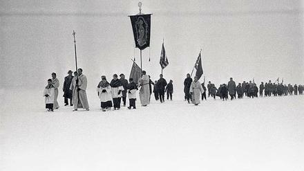 In einer langen Prozession trugen katholische Gläubige, begleitet von mehr als 2000 Menschen aller Konfessionen, am 12. Februar 1963 eine Büste des Evangelisten Johannes vom schweizerischen Münsterlingen über den gefrorenen Bodensee nach Hagnau in Baden-Württemberg. 1573 wurde diese Tradition begründet.
