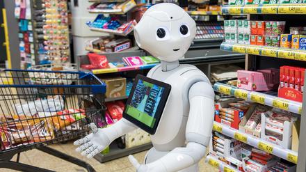 Der humanoide Roboter mit dem Namen «Pepper» steht in einem Supermarkt vor den Kassen. 