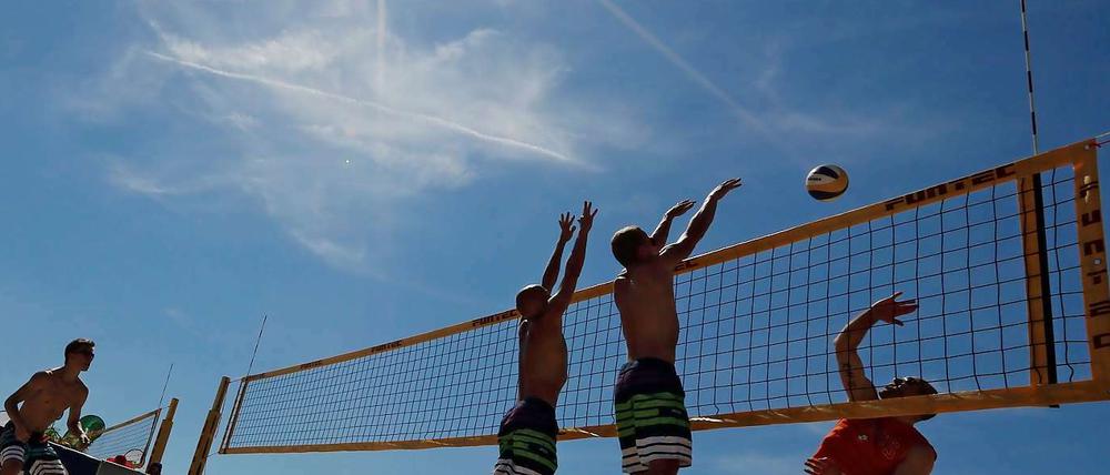 Wer bei hohen Temperaturen Sport macht, sollte viel trinken.