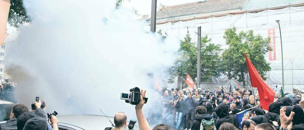 Neue Dimension der Gewalt. Der Anschlag auf Polizisten bei der Demonstration am Sonnabend in Mitte. Foto: dpa