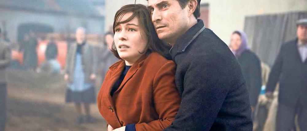 Sie kann nicht tiefer fallen als nur in Gottesmanns Hand. Drei Jahre sind für die ZDF-Zuschauer vergangen, acht für die Bewohner in Tannbach. Geblieben ist die Dramatik: Also muss Pastor Wolfgang Herder (Clemens Schick) die verzweifelte Anna Erler (Henriette Confurius) zurückhalten, die um das Leben ihres Mannes fürchtet.