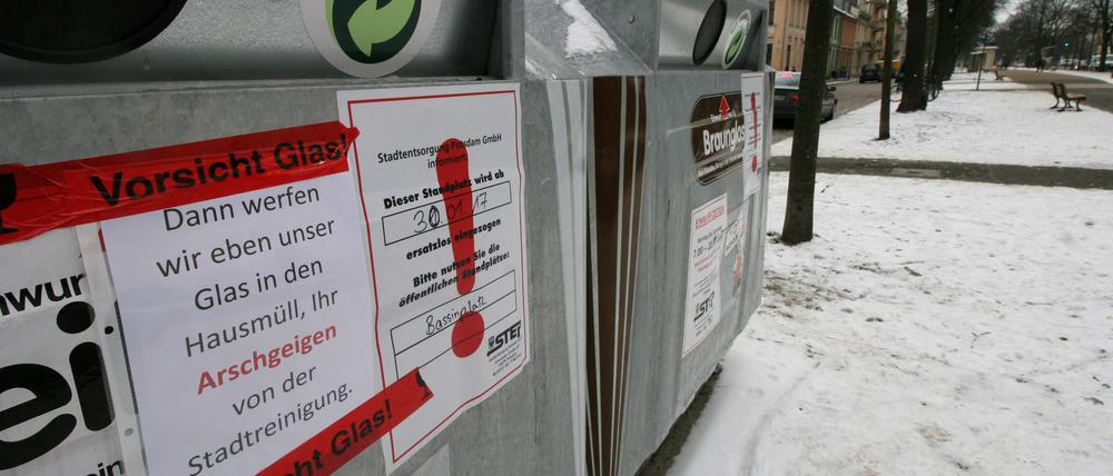 Deutliche Worte an diesem Glascontainer in Potsdam.