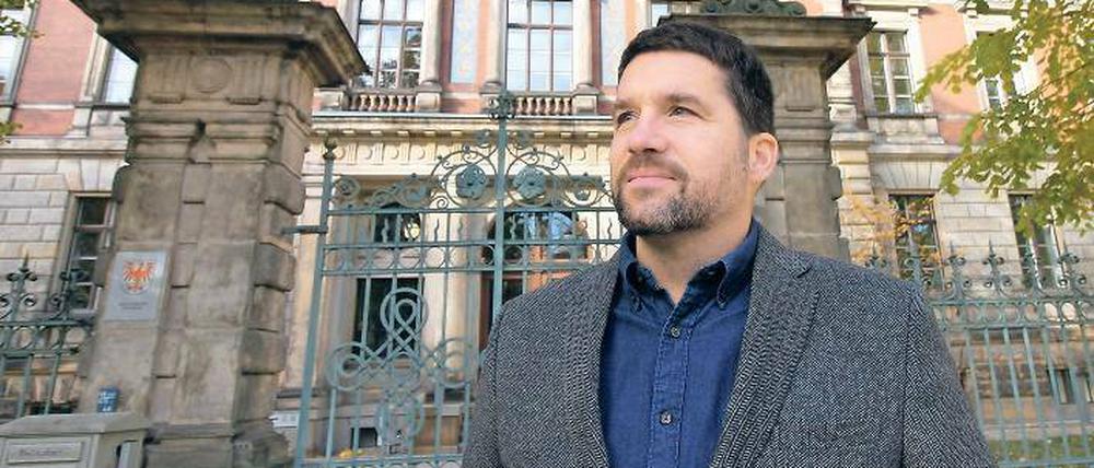 Lorenz Völker schaut sich das Gericht in Potsdam an, den Ort, an dem sein Opa Hans Dombois bis 1939 als Staatsanwalt arbeitete.