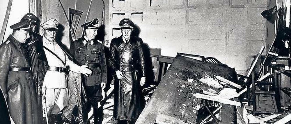 Missglückt: Hermann Göring (helle Uniform) im zerstörten Führerhauptquartier Rastenburg, wo Oberst Stauffenberg am 20. Juli 1944 eine Sprengladung zündete. Doch das unter anderem in Potsdam geplante Attentat auf Hitler schlug fehl – daran will die Stiftung für den Wiederaufbau der Garnisonkirche mit zahlreichen Veranstaltungen erinnern.