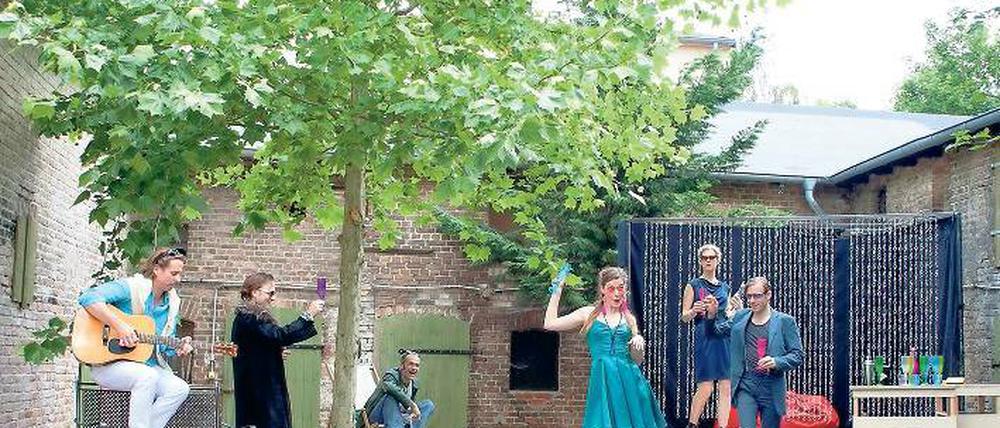 Auf dem Laufsteg der Eitelkeiten. Moliéres Komödie „Der Menschenfeind“ im Q-Hof des Potenpacks.