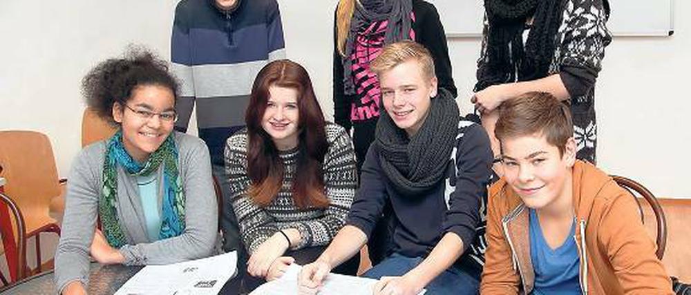 Stolze Zeitungsmacher. Die Schüler des Kurses Gesellschaftswissenschaften der neunten Klasse des Humboldt-Gymnasiums haben am diesjährigen Schülerwettbewerb der Bundeszentrale für politische Bildung teilgenommen.