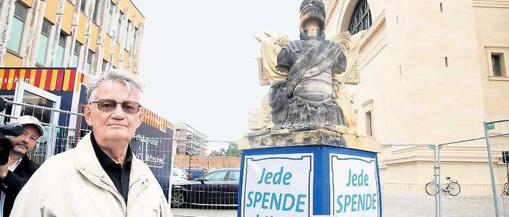 Spender mit Trophäe. Noch wartet Hans-Jürgen Zippel darauf, dass die von ihm gespendete Attika-Statue auf das Fortunaportal am Stadtschloss gesetzt wird.