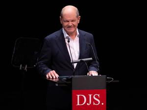 Bundeskanzler Olaf Scholz (SPD) ließ es sich nicht nehmen, zur 75-Jahr-Feier der Deutschen Journalistenschule (DJS) im Münchener Prinzregententheater eine Festrede zu halten. 