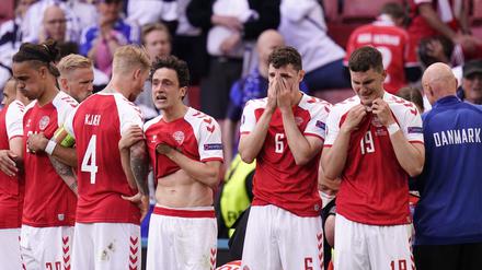 Entsetzen im Gesicht. Die dänischen Spieler schirmen nach dem Zusammenbruch von Christian Eriksen ihren Mitspieler ab.
