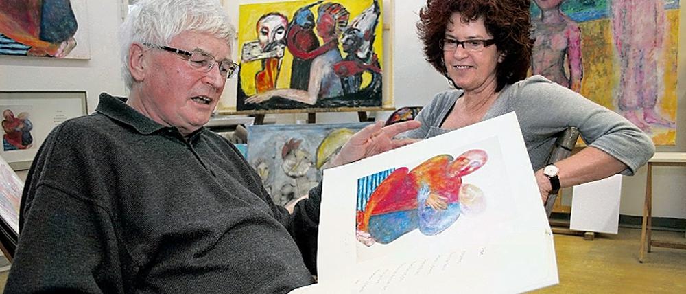 Gesucht und gefunden. Die Malerin Linde Kauert und der Buchgestalter Heinz Hellmis mit einem Produkt aus ihrer Edition Zwiefach.