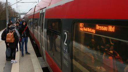 Pendler am Bahnhof Rehbrücke. Hier wurde ein Automat gesprengt.