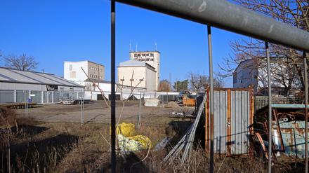 Die Realität. Das Areal des ehemaligen VEB Spezialbau am Bahnhof Rehbrücke verfällt, im Hintergrund steht der alte Speicher, ein Industriedenkmal.