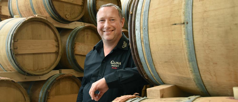 In den Fässern von Michael Schultz lagert noch Whisky der Vorjahre. Dieses Jahr wird es deutlich weniger geben, da aus dem Roggen Desinfektionsmittel wird.