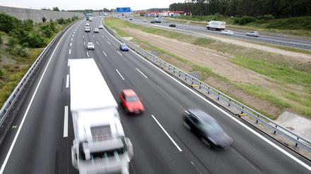Die A10 ist jetzt auf vier Fahrspuren pro Richtung ausgebaut.