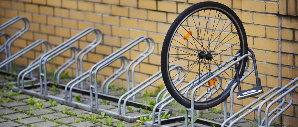 Fahrrad geklaut . Ein Vorderrad steht angeschlossen an einem Fahrradstaender . Berlin , 23.07.2011 . Berlin Deutschland PUBLICATIONxINxGERxSUIxAUTxONLY Copyright: xThomasxTrutschelx
Bicycle Nicked a Front is connected to a Fahrradstaender Berlin 23 07 2011 Berlin Germany PUBLICATIONxINxGERxSUIxAUTxONLY Copyright xThomasxTrutschelx