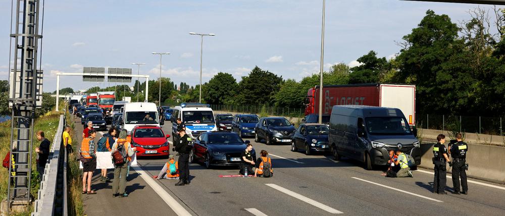 Aktivisten der „Letzten Generation“ blockieren eine Autobahn in Berlin.