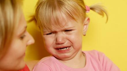 Gestik, Mimik und das Nein sollten übereinstimmen, eindeutig sein: Ich will nicht länger mit dir spielen. Ich bin müde und brauche jetzt eine Pause. Wenn das Kind dann tobt oder weint, ist das eine Herausforderung für Eltern.