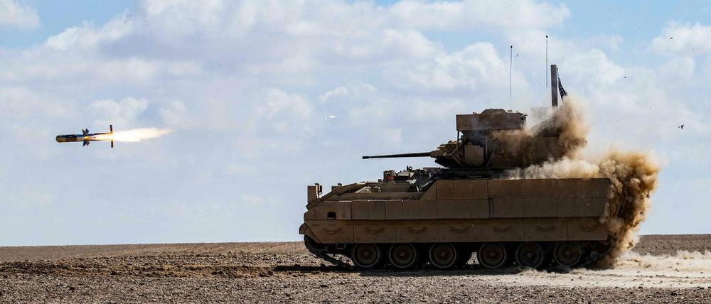 Eine US-Militärübung in Deir Ezzor in Nordsyrien, zwei Tage, nachdem Joe Biden Angriffe auf Iran-treue Milizen anordnete.