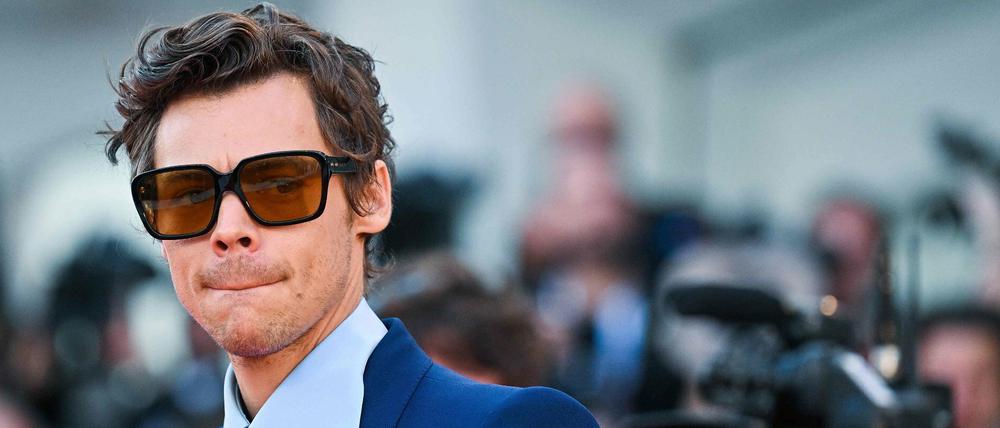 Stilikone Harry Styles geht es auf dem roten Teppich ganz klassisch mit Gucci an.