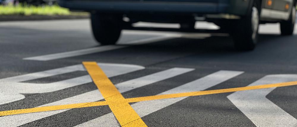 Jetzt rollen auf der ehemaligen Busspur wieder Autos.
