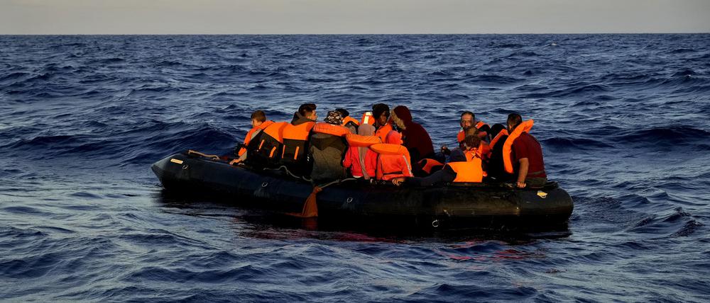 Schlauchboot mit Migranten im Mittelmeer (Symbolbild)