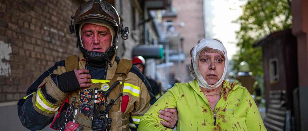 Eine verwundete Frau in Kiew.