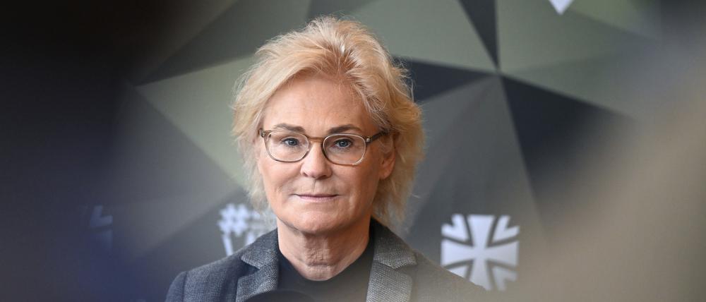 Bundesverteidigungsministerin Christine Lambrecht (SPD) gibt bei ihrem Besuch beim Kommando Spezialkräfte (KSK) in Calw ein Statement ab.