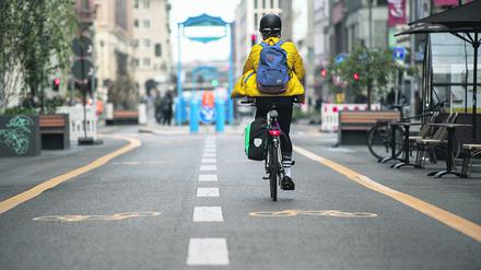Berlin Mitte, die Friedrichstraße war zwischen Leipziger Straße und Französische Straße für PKW gesperrt und nur für Fußgänger und Radfahrer passierbar.