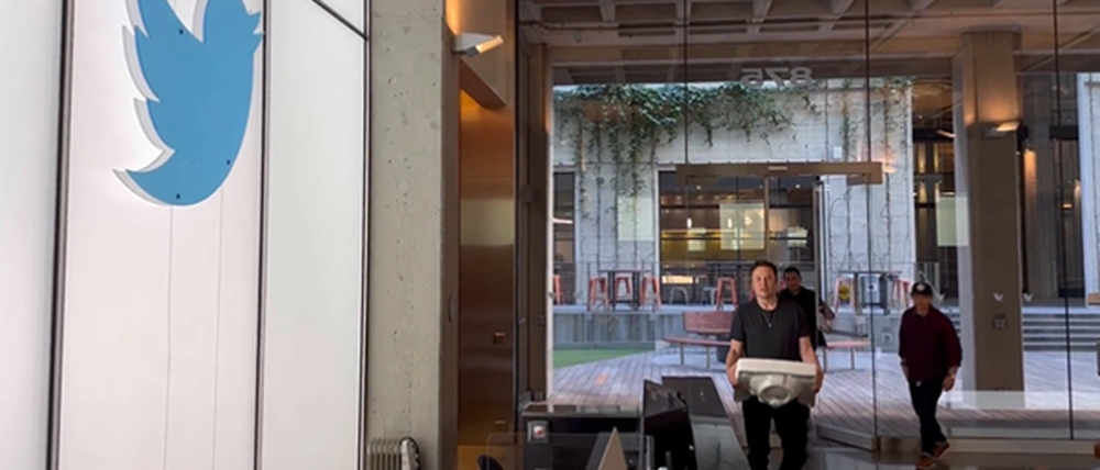 Tesla-Chef Elon Musk besucht den Hauptsitz des Kurznachrichtendienstes Twitter in San Francisco.