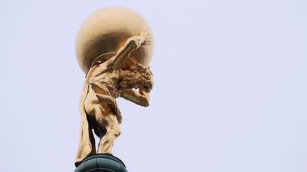 Wer als Leitung hierher kommt, wird einiges zu tragen haben. Die Figur des Atlas auf dem Dach des Potsdam Museum zeigt, wie es geht.