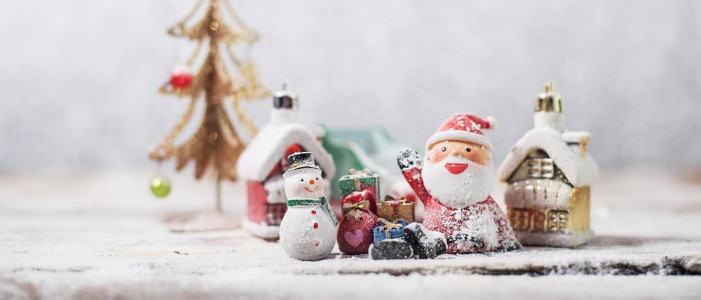 Eine nachgebaute Weihnachtslandschaft mit Häusern, Tannenbaum, Schneemann, Geschenken und dem Weihnachtsmann im Schnee.