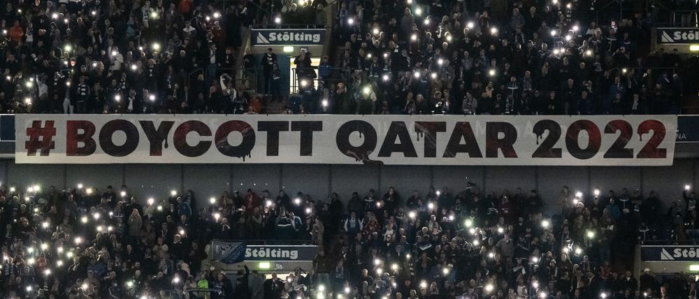 Katar will bei der Fußball-WM glänzen, doch es gibt viel Kritik an dem Emirat und der Fifa.