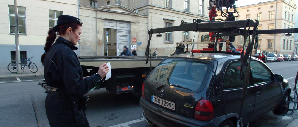 Abschleppen eines Autos in der Luisenstraße in Berlin-Mitte.