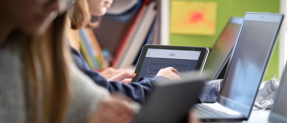 Schülerinnen und Schüler nehmen im Klassenzimmer einer 9. Klasse der Gemeinschaftsschule Leutenbach am Geografieunterricht mit Hilfe von Laptops und Tablets teil.