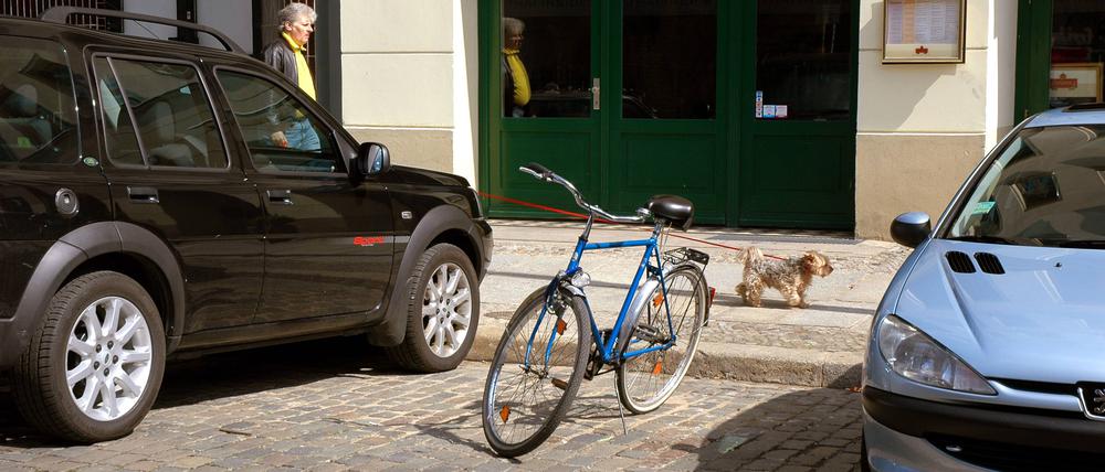 Fahrrad in einer Parklücke.